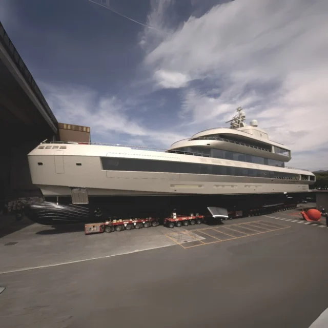 giorgio armani superyacht